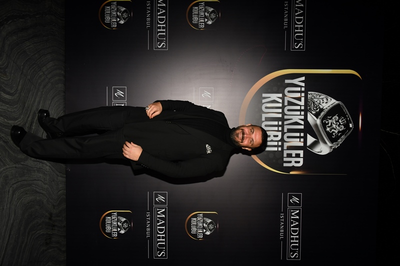 Yüzüklüler Kulübü : �� Ve Cemiyet Dünyas�n�n Seçkin �simlerini Madhu�s�un E�siz Ambiyans�nda Bulu�turdu